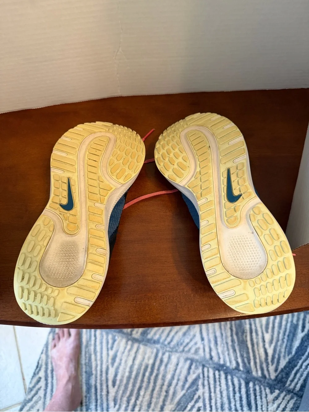 Athleisure Running Nike React‎ Escape Run Dark Smoke Grey Metallic Gold Coin W8